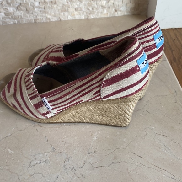 Toms Women’s Wedges. Red and white striped - Picture 3 of 3